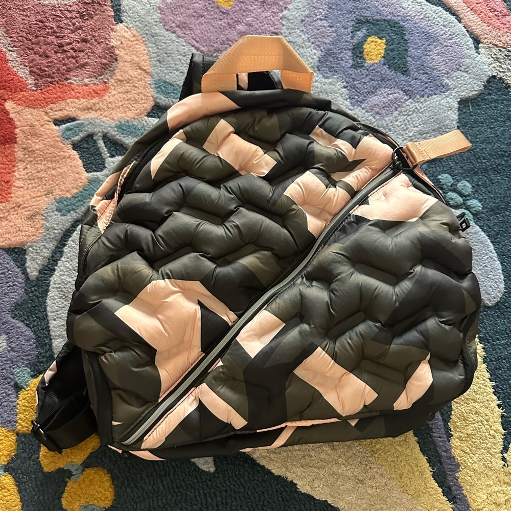 NWOT Go Dash Dot Maya Puffer Backpack